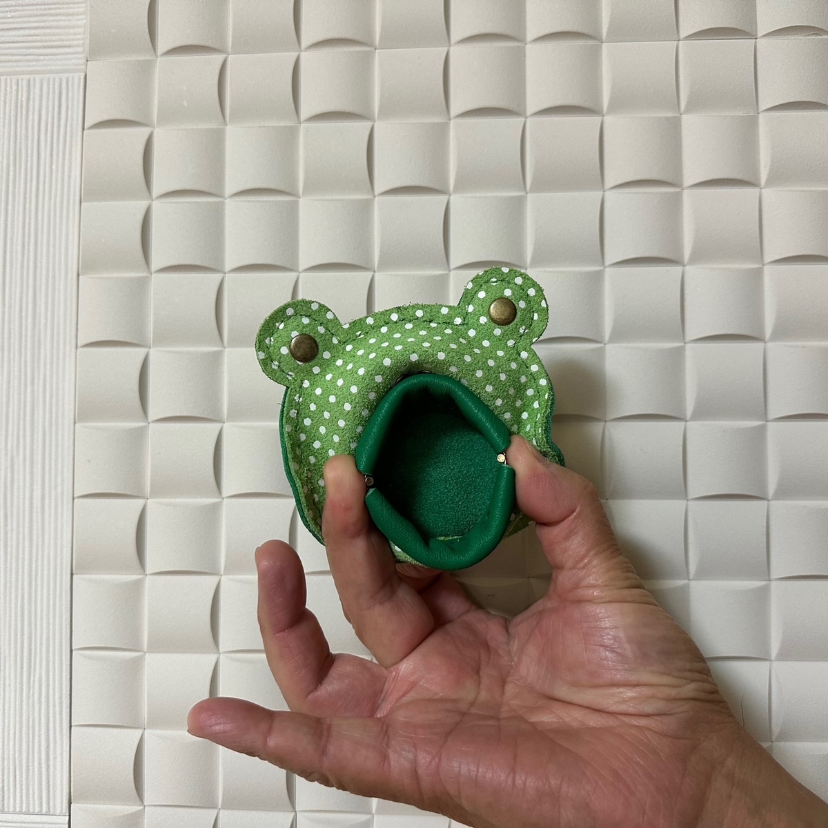 とぼけた顔がカワイイ♡カラーレザーとバネ口金で作るカエルの小銭入れ